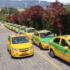 Distintivo. El taxi rural amarillo con verde no podía recoger pasajeros dentro del área urbana de Quito.