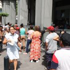 Escena. Desde Malecón, Diez de Agosto y Clemente Ballén se forman las hileras de ciudadanos que van hacia las ventanillas de recaudación del Palacio Municipal.