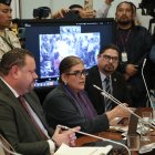 Mónica Palencia, ministra del Interior, junto con Lyonel Calderón (derecha) y acompañada del exvocal de la Judicatura, Fernando Yávar, actual comisonado para renoar la Corte Constitucional.