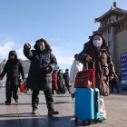 Un grupo de personas camina por los alrededores de la estación de trenes de Pekín, China.