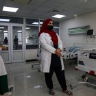 La estudiante afgana de enfermería y obstetricia Shakila Nouri practica enfermería y obstetricia en un hospital privado en Kabul.