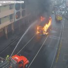 Un bus de transporte urbano se incendió en las calles 10 de Agosto y 6 de Marzo, en el centro de Guayaquil, la mañana de este miércoles 15 de enero.