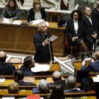 El primer ministro Francois Bayrou (C), responde a los diputados que hablaron después de su declaración de política general en la Asamblea Nacional en París el 14 de enero de 2025.