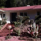 Una casa está cubierta con retardante de fuego en el barrio de Pacific Palisades en Los Ángeles, California, EE.UU., el 12 de enero de 2025.