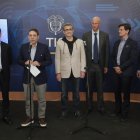 AME1507. BOGOTÁ (COLOMBIA), 15/01/2025.- El ministro de Tecnologías de la Información y las Comunicaciones de Colombia, Mauricio Lizcano (2-i), habla junto al socio gerente de SUR Holdings, Stan Chudnovsky (c), durante una rueda de prensa este miércoles, en Bogotá (Colombia). El conglomerado SUR Holdings, formado por inversores de Estados Unidos y Reino Unido, adquirió la empresa de telecomunicaciones WOM Colombia, que seguirá funcionando en el país, luego de solicitar un proceso de reorganización empresarial para el pago de créditos. EFE/Carlos Ortega