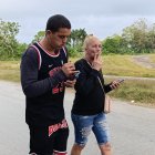 El cubano Dariel Cruz García camina junto a su madre Yaquelin Cruz García este miércoles, su salida de la prisión 1580 en La Habana (Cuba).