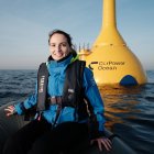 Una especialista de CorPower junto a boya WEC-C4 experimental.