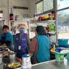 Inspección. Los técnicos ingresaron a locales y kioscos de la terminal terrestre de Quitumbe.