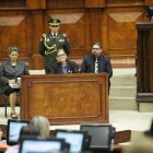 La ministra del Interior Mónica Palencia y detrás de ella Lyonel Calderón, su delegado para el Isspol