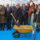 Empresa. El momento que ponen la primera piedra de la empresa Tebrio.