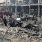 La gente revisa los escombros de los edificios alcanzados por los ataques israelíes la noche anterior en Jabalia, en el norte de la Franja de Gaza, el 16 de enero de 2025