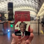 Una persona sostiene una tarjeta del metro conmemorativa con la imagen del presidente electo de Estados Unidos Donald Trump