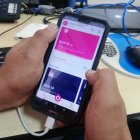 Tecnología. Una persona hace una transferencia bancaria de manera virtual.