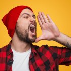 ¿Voz alta, emociones fuertes? La Psicología detrás del tono de voz alto.