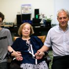 La sobreviviente del Holocausto Sarolta Gartner (C), de 96 años, posa para una foto con su hijo Alejandro Roth (D) y su nieto Bruno Roth durante una entrevista con AFP en Buenos Aires.