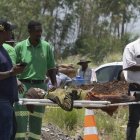 Un minero emancipado es trasladado en una camilla tras ser rescatado de las profundidades