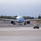 Fotografía der archivo de un avión en un aeropuerto.