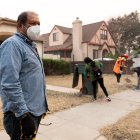 Jornaleros indocumentados durante una jornada de remoción de árboles caídos en las zonas afectadas por los fuertes vientos y los mortales incendios en Los Ángeles.