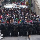 La Paz. Policías bloquean a simpatizantes del expresidente Evo Morales