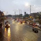 En la calle Juan Péndola, en el Guasmo sur, se evidencia acumulación de agua, la mañana de este viernes 17 de enero.