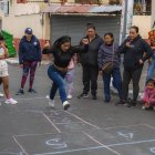 Ambato. El juego de la rayuela hizo que adultos y jovenes participen.
