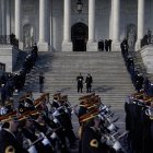 Una banda militar actúa durante un ensayo general en el Capitolio de Estados Unidos antes de la toma de posesión del presidente electo Donald Trump, en Washington.