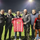 Jefferson Montero y la camiseta del FC St Helens.