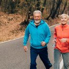 Conoce los beneficios de caminar después de los 60.