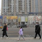 La gente camina por una calle en Pekín el 17 de enero de 2024.