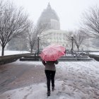 Una mujer en medio de la nieve frente al Capitalio, el 05 de marzo de 2015.
