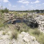 Instalación. Un pozo de mina en desuso cercano muestra la naturaleza peligrosa de los pozos de las antiguas minas comerciales.