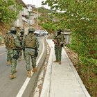 Familias denuncian desaparición de un integrante durante operativos militares.