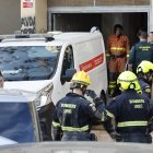 BENETÚSSER (VALENCIA), 18/01/2025.- Efectivos de la Guardia Civil y del cuerpo de Bomberos en el acceso al garaje este sábado después de que una persona muriera y otra resultara herida al derrumbarse la escalera del garaje de un edificio situado en el municipio valenciano de Benetússer, uno de los afectados por la dana del pasado 29 de octubre. EFE/ Ana Escobar