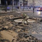 FOTODELDÍA  KIEV (UCRANIA) , 18/01/2025.- Personal de emergencias trabaja en la zona deldistrito de Shevchenkivski tras el ataque de Rusia con misiles balísticos, este sábado, en Kiev que ha causado al  menos cuatro muertos- EFE/EPA/SERGEY DOLZHENKO