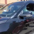 Acto. El vehículo en el que se movilizaba la jueza María Belén Cherres quedó con sus vidrios destruidos.