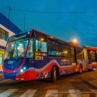 Transporte. El primer trole Yutong 100 % eléctrico de Quito llegó ayer y fue desembarcado en El Recreo.