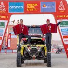 El ecuatoriano Sebastián Guayasamín (d) y su copiloto, el argentino Fernando Acosta, posan orgullos en la linea de meta con sus ponchos tras terminar el Dakar.