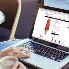 Tecnología. Una persona hace una compra virtual y al pagar la transacción se hace en tiempo real.