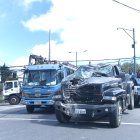Camioneta choca en Quito y derriba postes, afectando semáforos y cableado