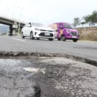 Vía. En los kilómetros siete, ocho y nueve de la Ruta todavía hay baches. Los vecinos alertaron sobre la situación que afectó a varios vehículos.