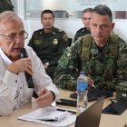 El ministro de Defensa de Colombia, Iván Velásquez (i), habla durante una reunión con autoridades regionales y la cúpula Militar y de Policía.