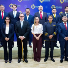 La foto de los 16 candidatos en el debate presidencial 2025.