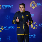 La vestimenta de Araus mostró una clara influencia de los uniformes militares y ceremoniales históricos, típicos de altos mandos.