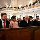 El vicepresidente electo de EE. UU. JD Vance, Usha Vance, el presidente electo de EE. UU. Donald Trump, Melania Trump y Barron Trump asisten a un servicio religioso, el 20 de enero de 2025.