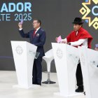 Cuatro de los 16 candidatos presidenciales que participaron en el debate.