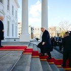 El presidente Joe Biden y la primera dama Jill Biden saludan al presidente electo Donald Trump cuando llega a la Casa Blanca en Washington, DC, el 20 de enero de 2025