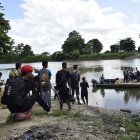 Desplazados por los enfrentamientos entre grupos armados esperan cruzar el río Tarra, que divide a Colombia y Venezuela, en Tibú, departamento de Norte de Santander.