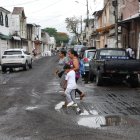 Afectaciones. Tres peatonales fueron procesadas por el Municipio de Guayaquil, pero nunca terminaron de ser reparadas. Hay dificultad entre los peatones que caminan por esas calles.