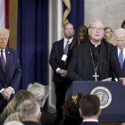 El cardenal Timothy Dolan, arzobispo de Nueva York, pronuncia la invocación durante la ceremonia de inauguración antes de que Donald Trump (izq.) preste juramento.