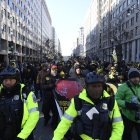 Miembros de los Proud Boys marchan en apoyo del presidente electo de Estados Unidos, Donald Trump, en las calles de Washington, DC, el 20 de enero de 2025.